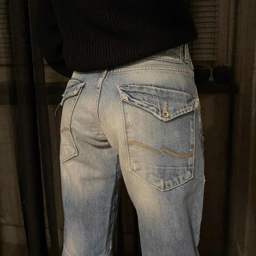 Jeans köpta på herr avdelningen, passar mig bra i benen, jag brukar ha Xs/S, i benen passar även M. Midje måttet är 80cm, innerbenet 72cm. Aldrig använda. Storlek 33/30, jack&jones. Köparen står för frakten🤍 ( skriv privat för andra frågor/bilder). Jeans & Byxor.