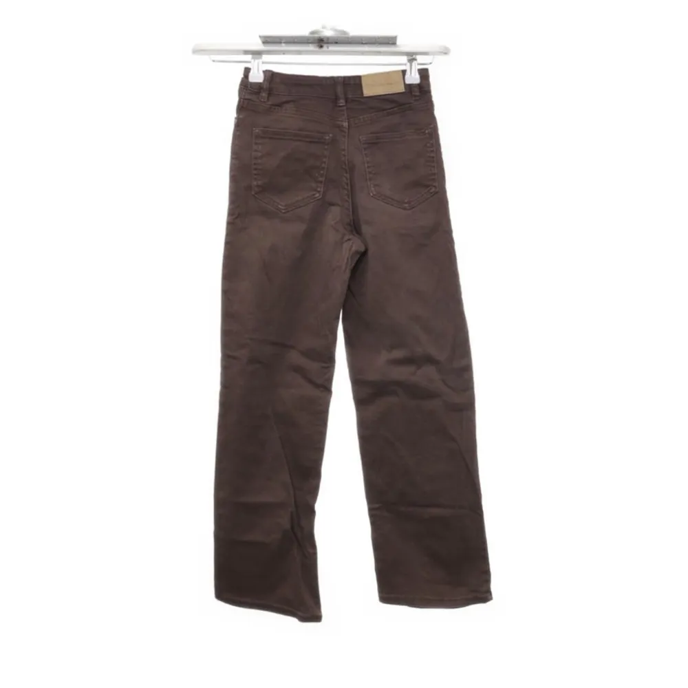 Ett bar bruna jeans från Lindex, använda ungefär 10 gånger💗 säljer pågrund av att de inte kommer till användning längre💗 . Jeans & Byxor.