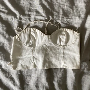 Vit topp  - Vit topp från Zara med snörning där bak, jättefin men tyvärr för liten för mig🌞