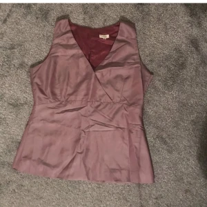 Linne - Väldigt fin lila/rosa linne🌸☺️. 3 FÖR 2 PÅ ALLT I MIN PROFIL!!