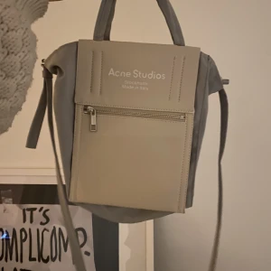 Acne väska - Väska från acne som passar till allt och rymmer mycket💞