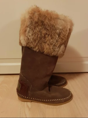Stövler - Otrolig fina stövler i skinn med kaninpäls. Denna er helt ny, men pälsen har splittrad på den ena bak. Kolla bild eller fråga mig De har kilklackar innei. Ny pris från ny er 2800