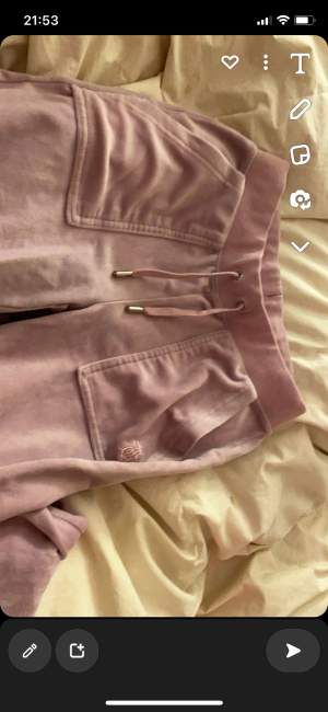 Hej💘 säljer nu mina jätte fina rosa juciy byxor som är i nyskick. Jag säljer dem endast då jag tycker att dem e för små för mig runt låren 😩💘 Hör av dig om du har några frågor🤩 600 kr❤️