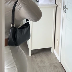 Svart väska  - Bra skick rymlig bra väska, köparen står för frakten