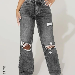 Svarta jeans - Säljer dessa svart/gråa jeans med hål i, wide. Är i fint skick. Kommer inte till användning längre. Storlek XS  Jag är 161 cm lång Köparen står för frakten!