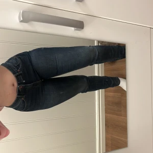 Jeans - Jeans i modell Alice, tror det är från Lindex, storlek 36. Midwaist typ. Dom är stretchiga. Aldrig använda!  Köparen står för frakten 🥰