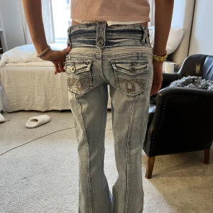 Jeans!  - Så snygga lågmidjade bootcut byxor! Sååå sjukt snygga där bak❤️ MIDJEMÅTT:73cm INNERBENSLÄNGDEN:75cm