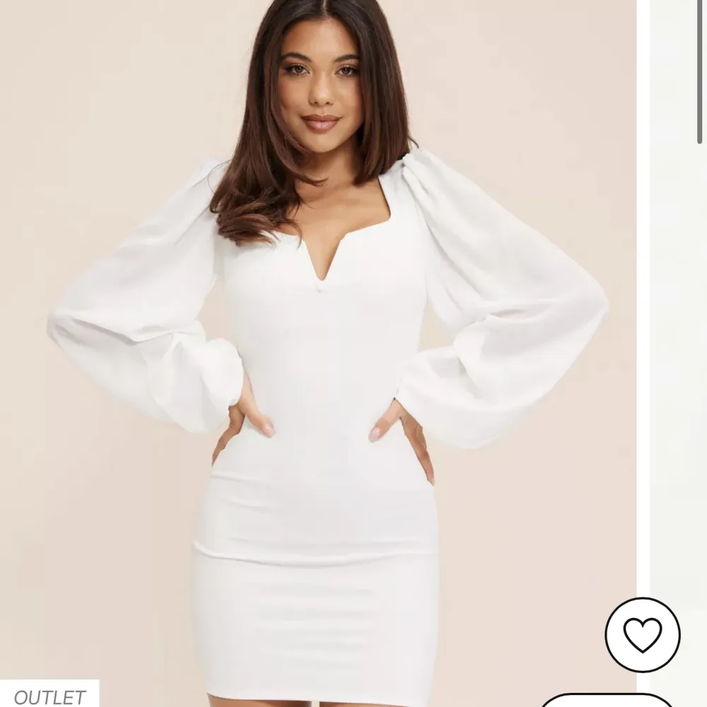Jätte fin vit klänning ifrån nelly💗använd 1gång. Klänningar.