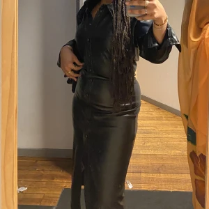 klänning  - köparen står för frakt budgivning om flera intresserade 