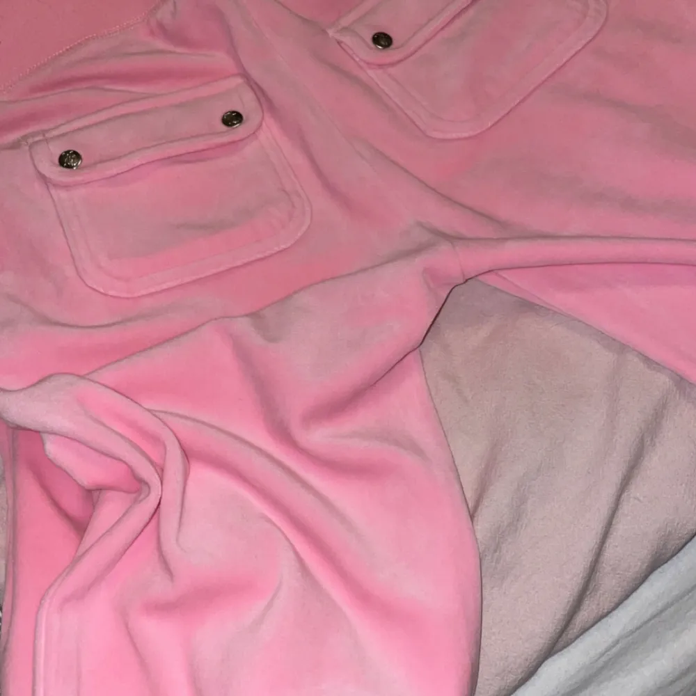 säljer då dessa juicy byxor i skrik rosa färg. färgen passar inte mej, och har använt de två gånger. fint skick, köparen står för frakten!. Jeans & Byxor.
