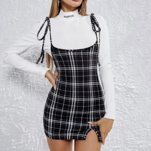 Hängselkjol - säljer denna rutiga ”hängselkjolen”.