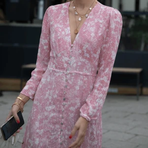 Adoore klänning - Paris dress från Adoore i storlek xs. Har endast använt denna två gånger så superbra skick!