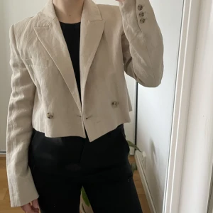 Croppad blazer/kavaj - Fin lite kortare kavaj/blazer från zara! Lite längre i ärmarna🧡