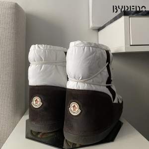 Säljer mina moncler moonboots. Köpta på vestair och är i väldigt fint skick!     Kan frakta om köparen står för kostnaden! 