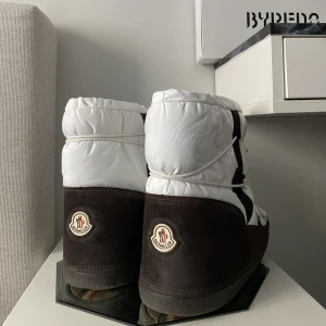 Moncler moonboots - Säljer mina moncler moonboots. Köpta på vestair och är i väldigt fint skick!     Kan frakta om köparen står för kostnaden! 