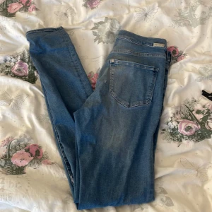 Jeans - Ett par blåa skinnyjeans från H&M💙 Nypris 200kr Köparen står för frakt