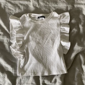 Vit topp med volang - Söt topp från Zara, kommer inte till användning längre men passar till allt och hur fin som helst till sommaren☀️☀️☀️