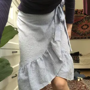 Somrig blårandig kjol som går längst till under knäna. Sällan använd och har inga tecken på slitage. Från hm divided.