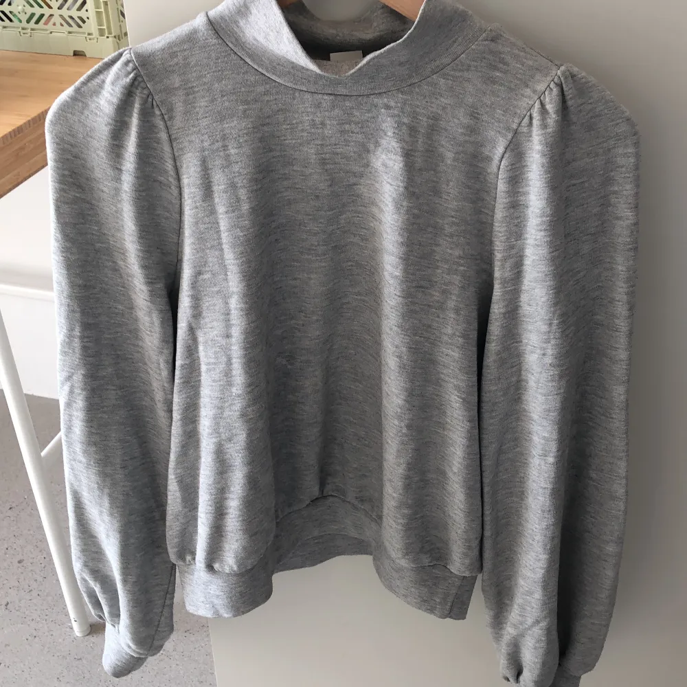 Grå sweatshirt med puffärmar från Monki! Skulle säga att den är i storlek xs/s.. Tröjor & Koftor.