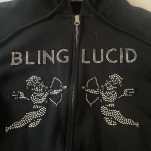 Bling lucid zip hoodie  - Säljer min rhinestone hoodie från Bling lucid i storlek XS. Hoodien är använd fåtal gånger och är i nyskick! (har inte sett att någon paljett lossnat) Nypris är 700kr jag säljer för 400kr men kan tänka mig på ner till 350kr vid snabb affär 💗💗