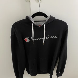 Hoodie huvtröja champion - Hoodie från Champion i bra skick, passar mig som har S/M i storlek och är 175 cm