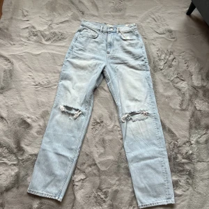 Ljusa jeans  - Helt nya och oanvända ljusblåa jeans från Gina! Lappen är kvar. Modellen är: 90s highwaist! 😍 Storlek: 36 Nypris: 599 kr Mitt pris: 250 kr Köparen står för frakt💕