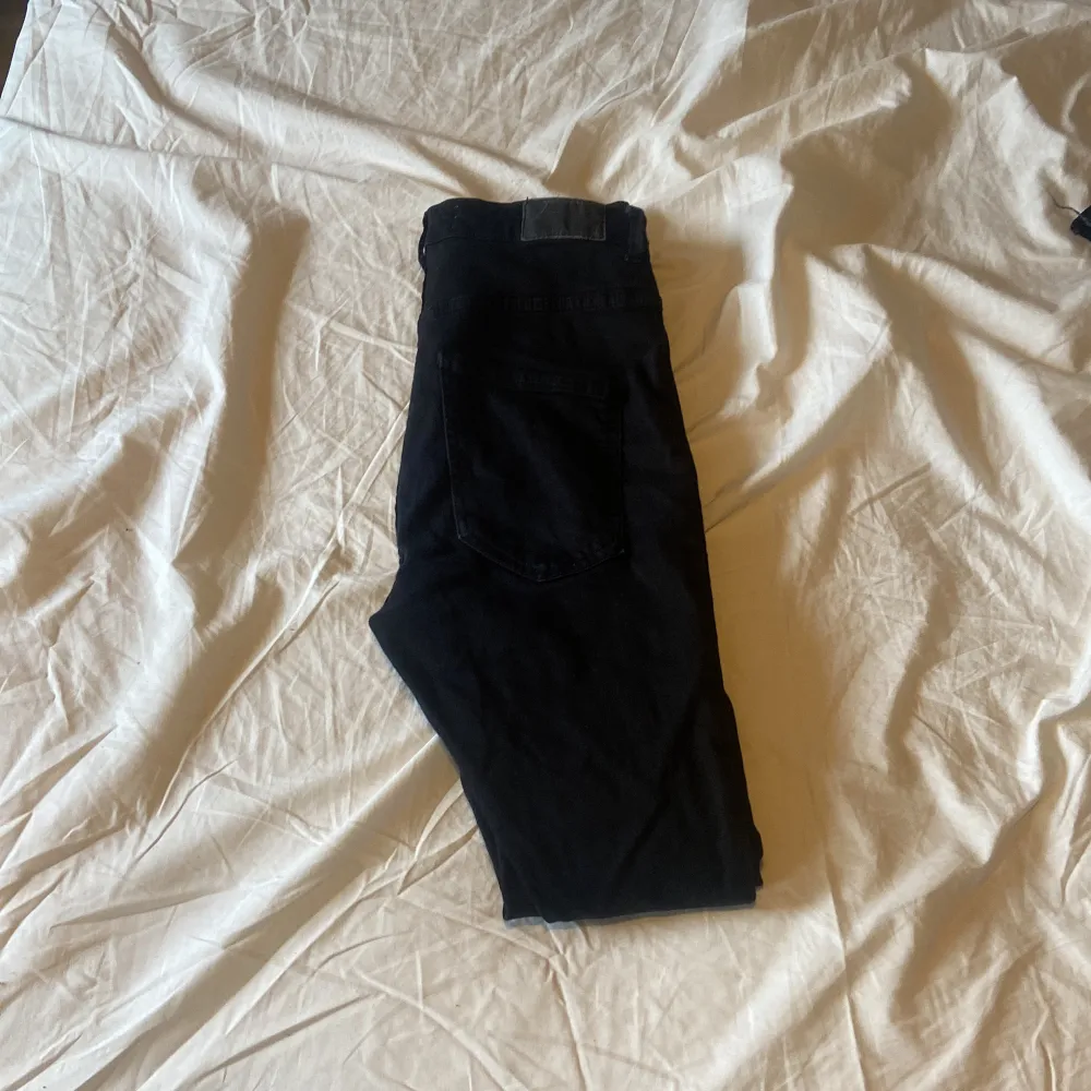 Svarta jeans från Gina tricot. Väldigt stretchiga, passar någon som är runt 165 . Jeans & Byxor.