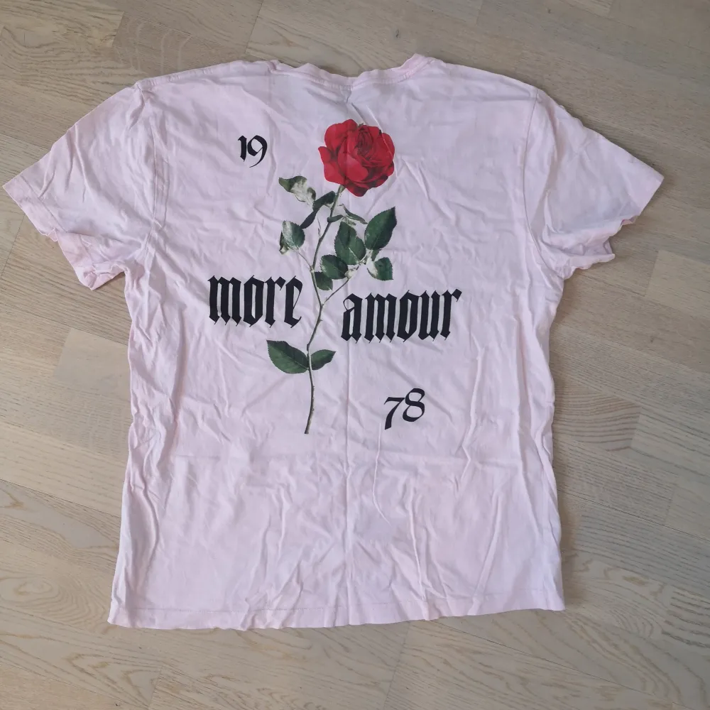 Rosa t-shirt från hm. Fint skick.   Använd köp nu funktionen eller skriv privat om du undrar något! 💖. T-shirts.