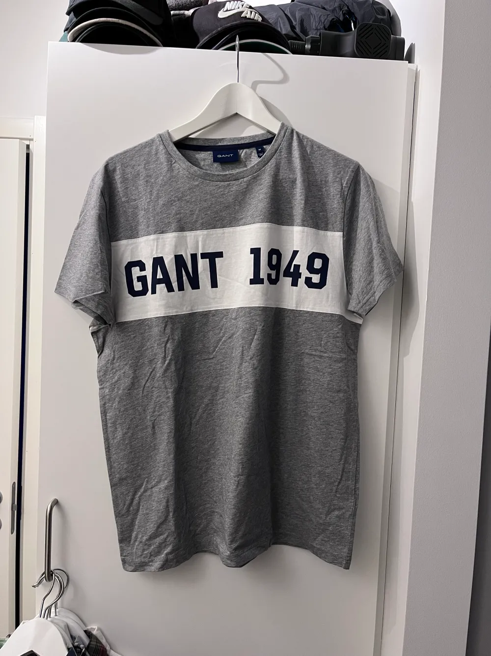 T-shirt från Gant. Mycket fint skick, knappt använd🌻 Storlek medium👕. T-shirts.