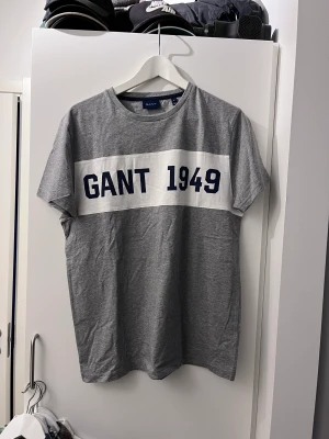 Gant t-shirt, medium - T-shirt från Gant. Mycket fint skick, knappt använd🌻 Storlek medium👕