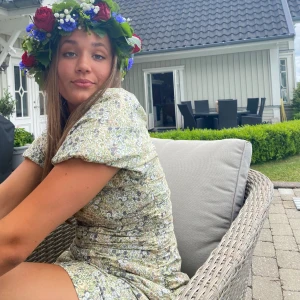 Sommarklänning  - Säljer en superfin somrig klänning, som sitter så fint! Använd ca 3 ggr💚