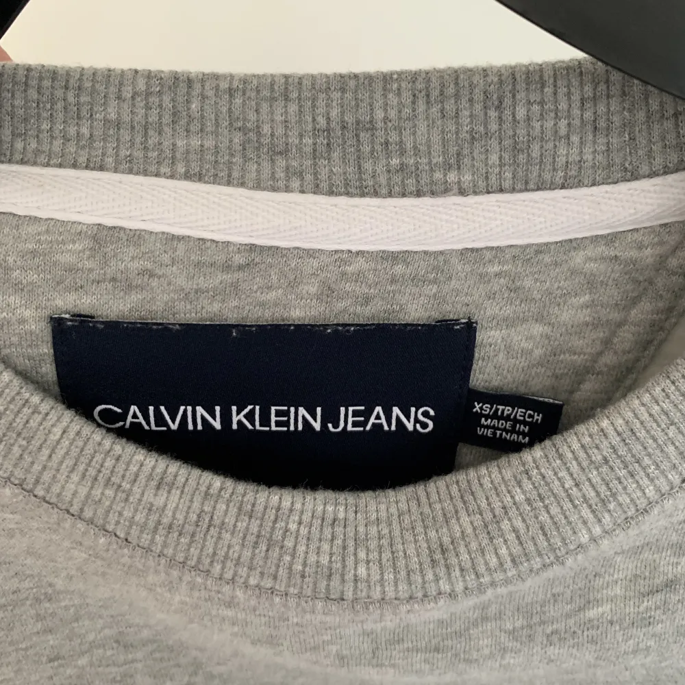 Grå Calvin Klein sweatshirt. Köpt i usa och fortfarande fint skick. Storleken är xs men den är stor i storleken och passar s och möjligtvis m . Hoodies.