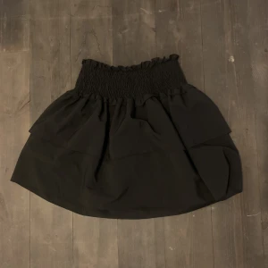 Volangkjol - En kort svart volangkjol Säljer den då den inte används längre Hör av dig vid frågor🥰