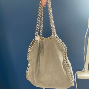 Äkta Stella McCartney väska - Säljer min beige/gråa Stella McCartney väska i modellen mini!! Super fint skick och kvitto samt andra äkthetsbevis finns❤️❤️direktpris: 4000