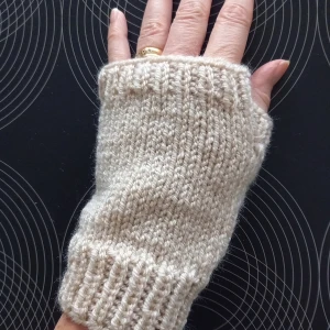 Nya torgvantar i beige stl M/L - Perfekt julklapp till dig själv eller någon du tycker om! Ett par nya torgvantar i diskret beige. Stickade i ett garn som är varmt och skönt, men inte stickigt. Kan tvättas i 40 grader. Följ mig så ser du nya annonser!