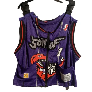 Basketväst - Aldrig använd. Längden är ljusterbar. Se bild 3 för att se hur den sitter på. 