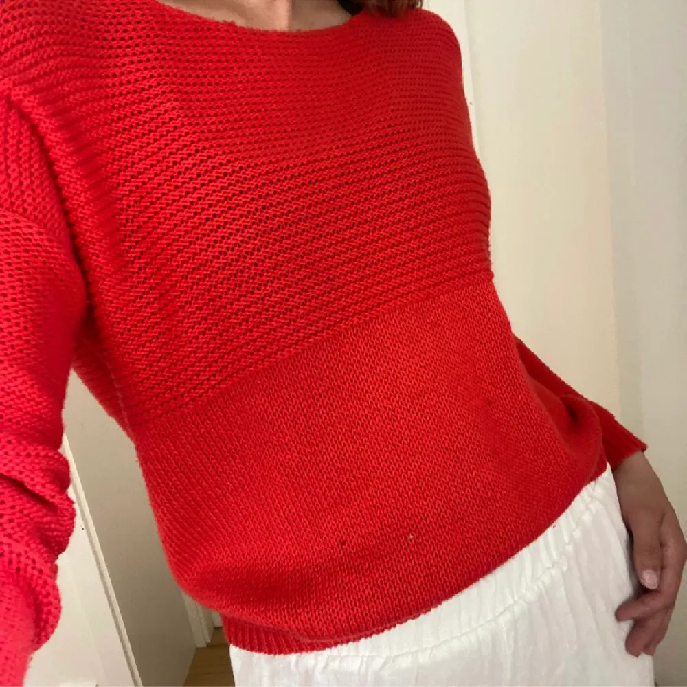 Röd stickad skön tröja från Vila strl S. Använt skick, se bild 3 för liten maska, men den är ändå fin! Inga hål eller liknande  🫶🏼. Stickat.