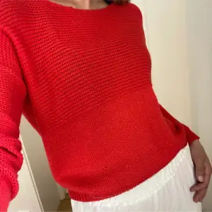 Röd stickad skön tröja från Vila strl S. Använt skick, se bild 3 för liten maska, men den är ändå fin! Inga hål eller liknande  🫶🏼