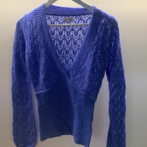 Stickad omlotttröja   - Svinsnygg stickad, blåglittrig omlotttröja från bikbok men säljs inte längre! Storlek S❤️