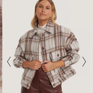 Na-kd jacka - Kort kappa från NA-KD i storlek 36, den är rymlig så passar fler storlekar. Använd fåtal gånger, superfint skick 🫶