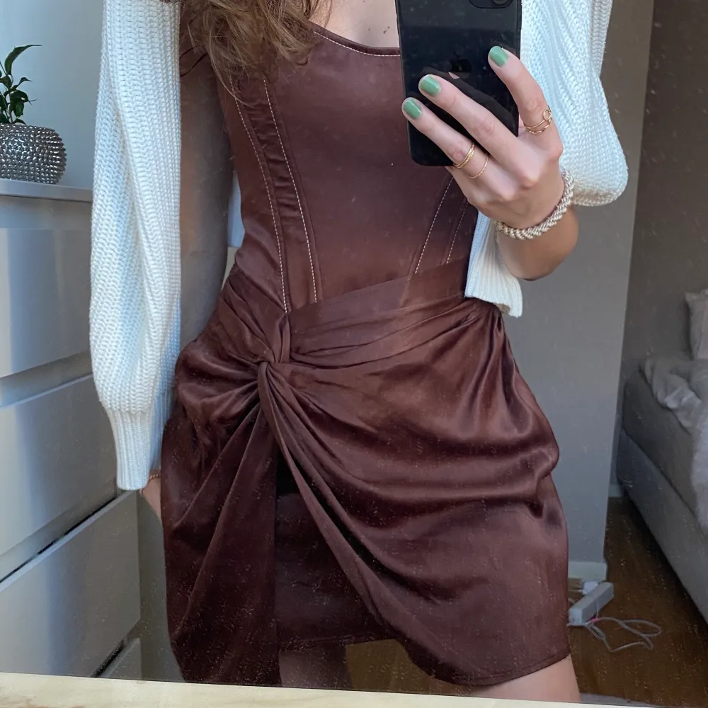 Säljer nu min fina bruna klänning som är i nyskick, från Zara. Endast använd 2 gånger! Strl S men passar även Xs. (Första bilden är lånad). . Klänningar.