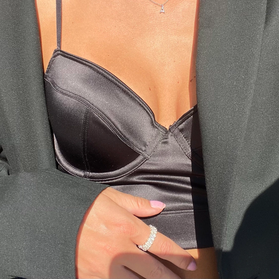 Svart satin topp - 90