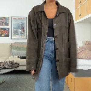 Oversized skinnjacka, väldigt tjock då passsr till höst och vinter! - Köpt second hand för samma pris, superfin kvalite fortfarande.