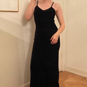 Sammetsklänning  - Fantastisk långklänning i sammet, perfekt till fest! Storlek s, jag är 174 cm för referens! Möts upp på Södermalm eller fraktar mot fraktkostnad💘