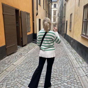 Randig tröja från Gina tricot  - Säljer min jätte fina och sköna tröja från Gina. Det är en lite längre stickad tröja i vit och grön, med slits på båda sidor. Säljer den då den inte kommer till användning. I storlek S. Perfekt till hösten💓