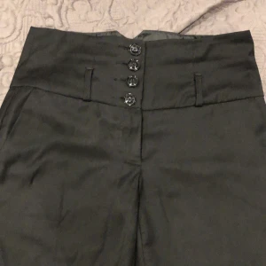 Tyg byxor storlek 36 från Gina tricot  - Tyg byxor från Gina tricot storlek 36