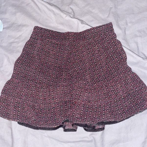 Kjol  - Superfin kjol me lite volanger 