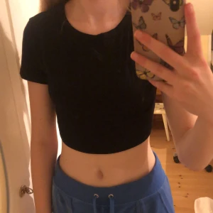 Svart topp - En svart topp som endast är testad. Den är liten i storleken så den blir ganska kort