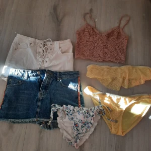 Blandat - Lite blandat, mest sommarkläder! 2 shorts, 2 bikinis, en croptop/ bustier. Stl XS/S. Skriv för fler bilder/ priser🥰