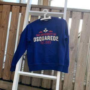 En Dsquared2 tröja köpt för ca 1600kr  Helt ny, testad bara.  Pris kan diskuteras vid snabb affär! Kan skicka fler bilder om så önskas!  